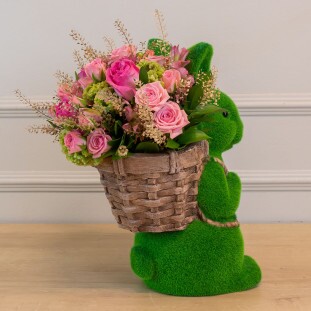 arranjo-coelho-musgo-cesto-flores-rosadas-1.jpg