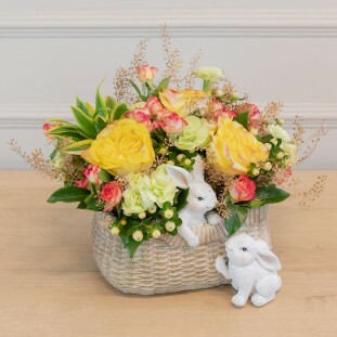 arranjo-cesta-escultura-resina-coelhos-flores-vibrantes-2.jpg